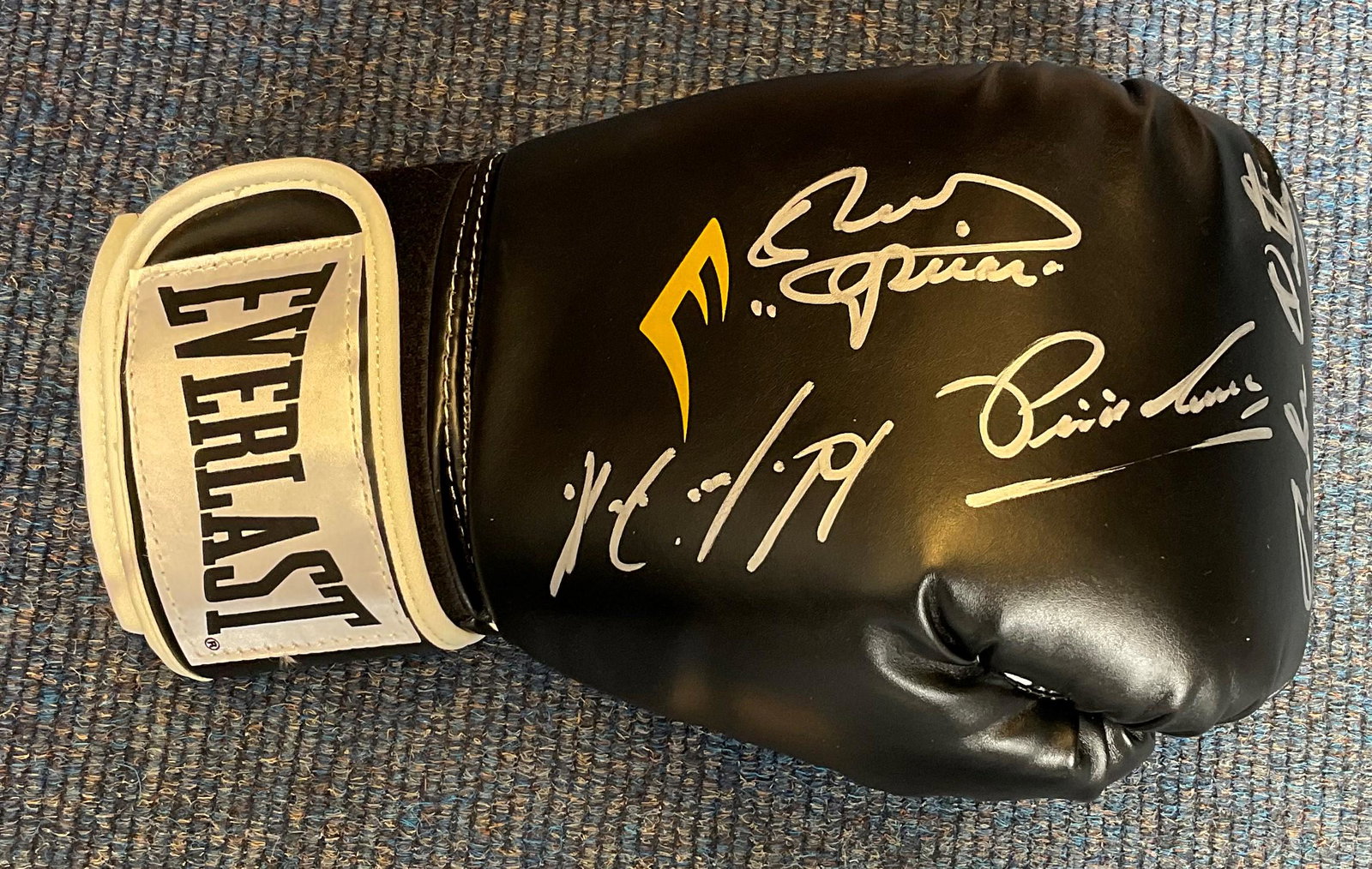 Boxing Hilario Zapata, Pipino Cuevas, Ruben Olivares: Boxing Hilario Zapata, Pipino Cuevas, Ruben Olivares and Carlos Ortiz signed 14oz Black Everlast Glove. Good condition. All autographs come with a Certificate of Authenticity. We combine postage on mu
