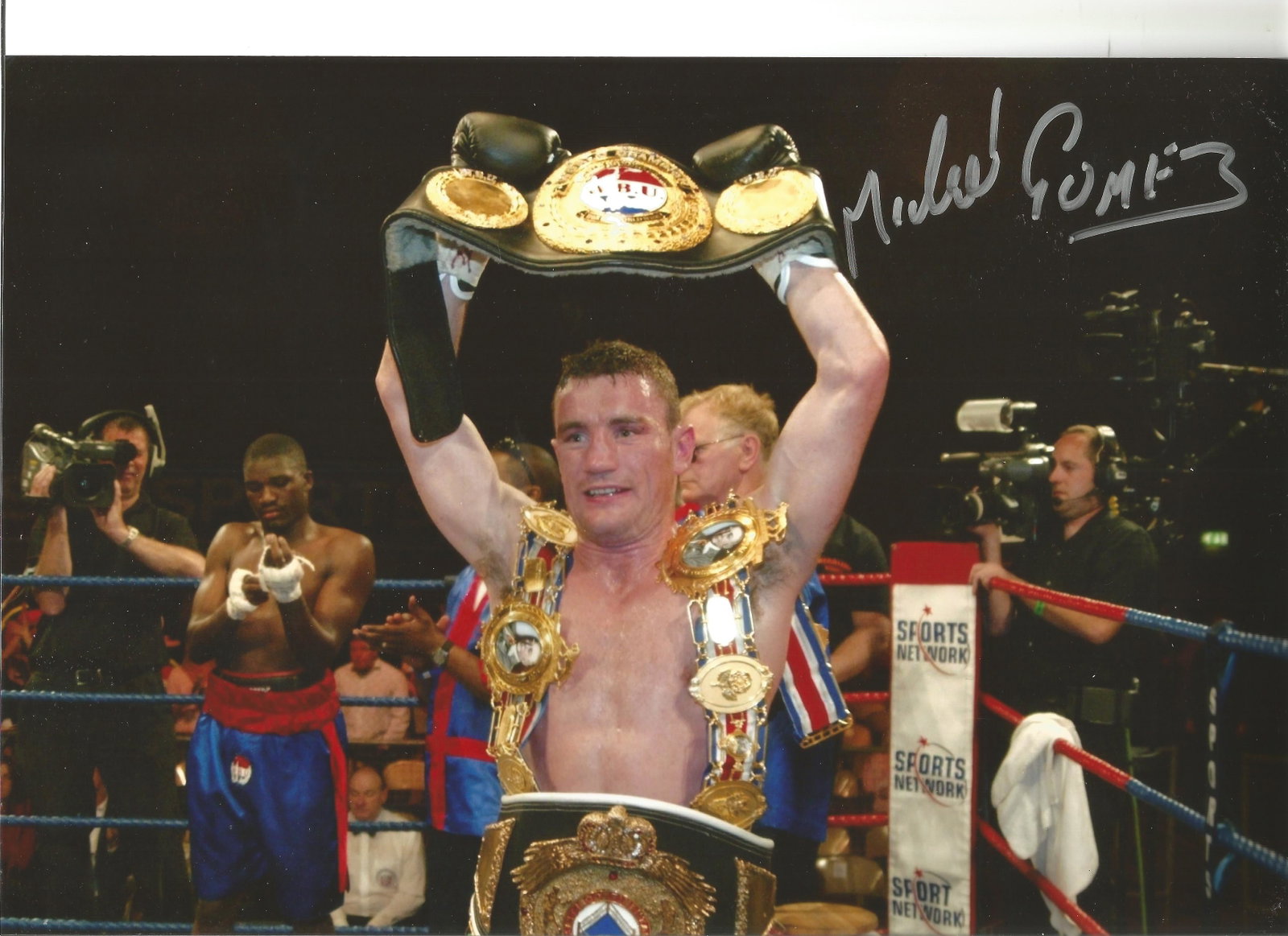 Boxing Michael Gomez 12x8 Signed Colour Photo Pictured: Boxing Michael Gomez 12x8 Signed Colour Photo Pictured Celebrating After One of His Fights. Good condition. All autographs come with a Certificate of Authenticity. We combine postage on multiple winni