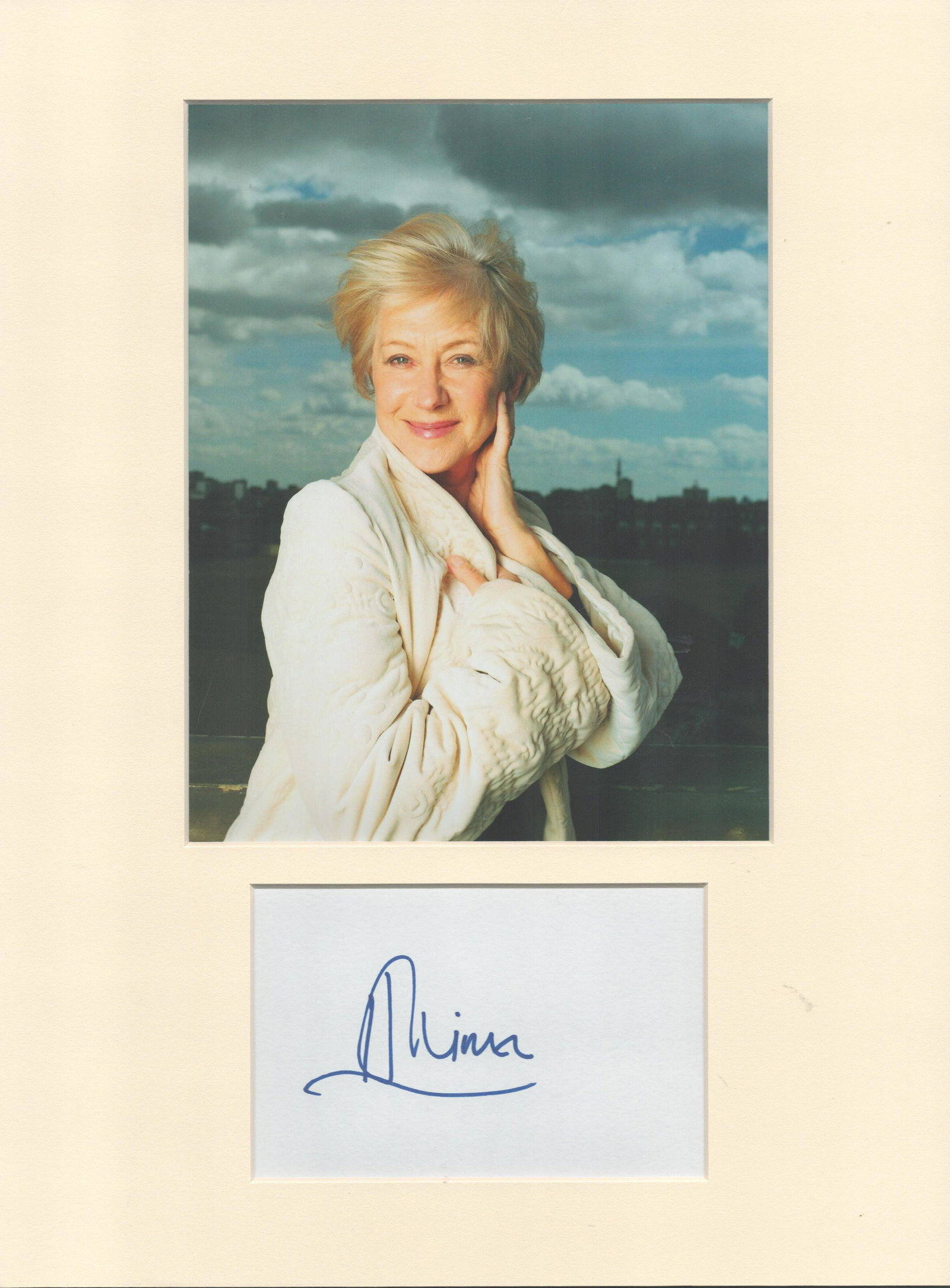Helen Mirren signature piece autograph presentation. (1 of 1)