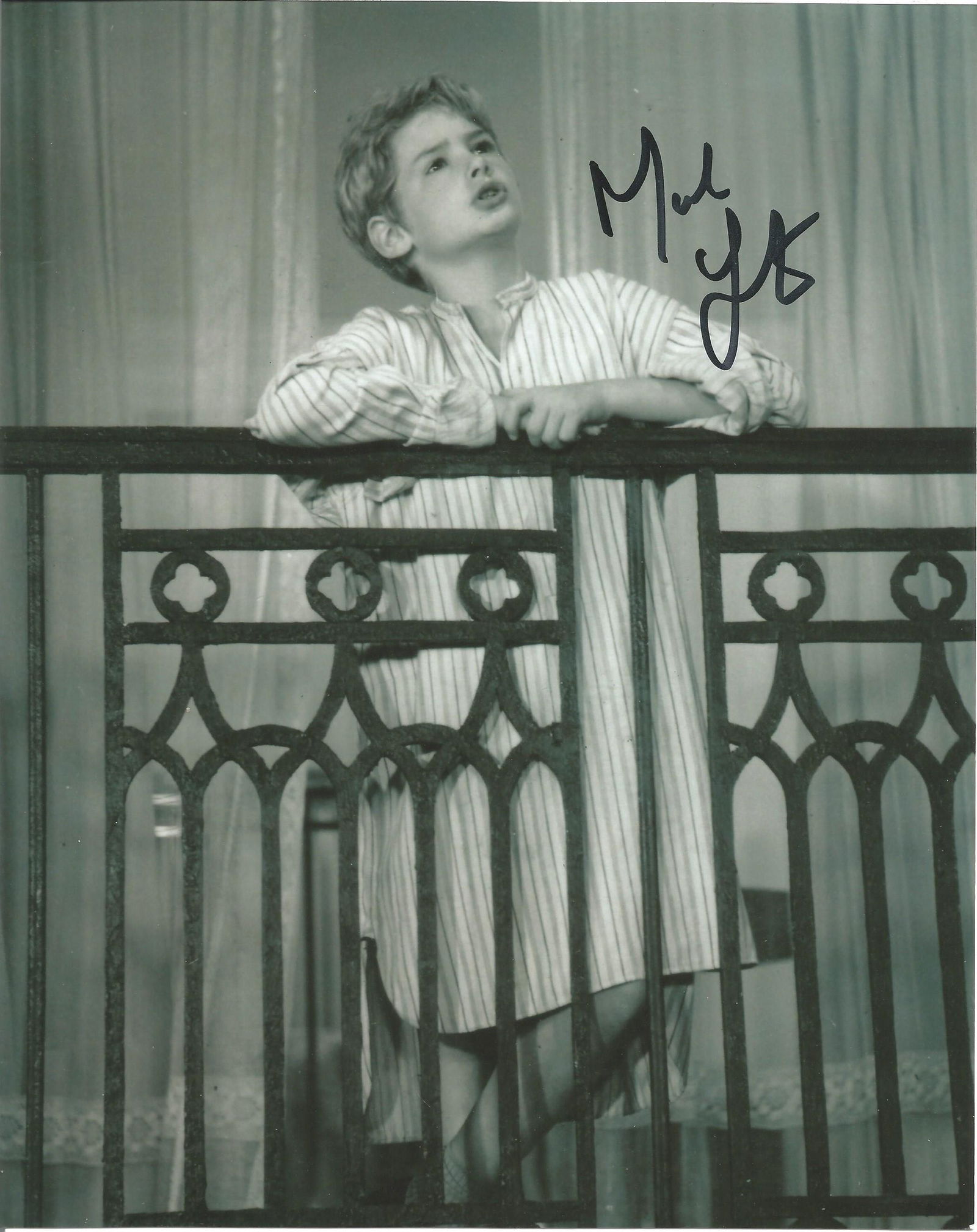 Mark Lester signed 10 x 8 inch black and white photo.: Mark Lester signed 10 x 8 inch black and white photo. English former child actor, osteopath, and acupuncturist who starred in a number of British and European films in the 1960s and 1970s. In 1968 he