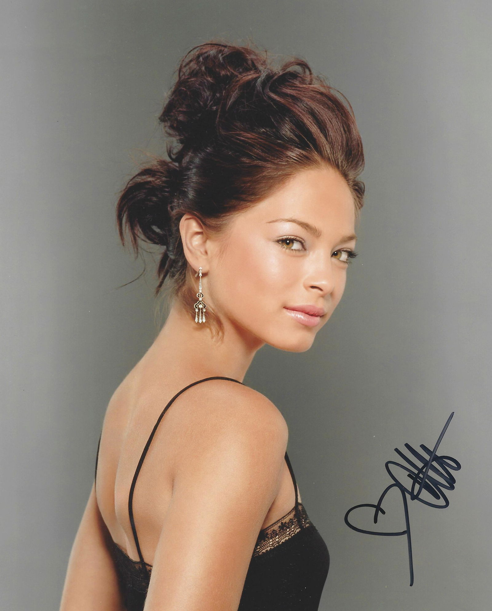 Smallville Actor, Kristin Kreuk signed 10x8 colour photograph pictured during role of Lana Lang in: Smallville Actor, Kristin Kreuk signed 10x8 colour photograph pictured during role of Lana Lang in the superhero television series Smallville (2001-2011). Good condition Est.
