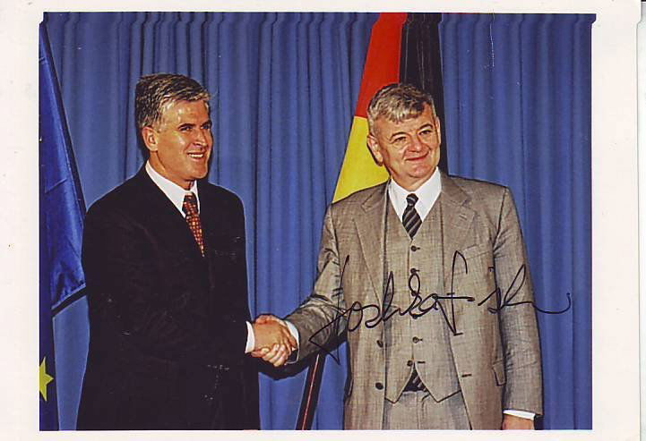 Joseph Fischer autographed photograph: LOT042 - Joseph Fischer German vice chancellor signed 7 x 5 colour photo. Good condition