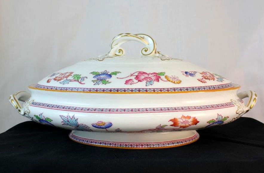 Brownfield Staffordshire Ironestone Oriental Casser: A beautiful Japanesque or Chinese Oriental motif Covered serving dish or casserole. Made Circa 1880's by the famous Brownfield & Son company in Staffordshire. Made of beautiful ironstone. It is decora