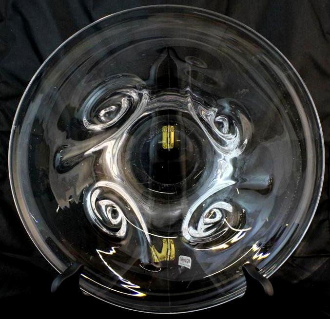 Early Kosta Goran Warff Crystal Swirl Glass Bowl Sp: A wonderful early Kosta Scandinavian crystal art glass bowl. A round bowl with four spiral pattern swirls around the foot. Signed on the bottom Kosta & Warff for Goran Warff the artist that designed i