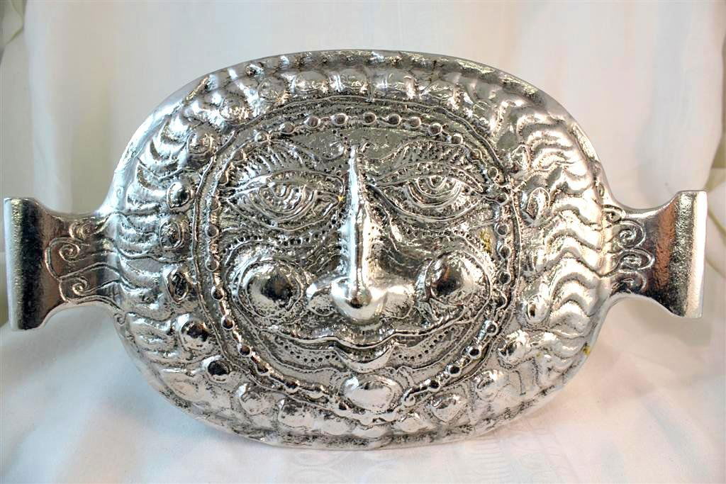 Donald Drumm Modernist Alluminum Casserole Baking D: Wonderful Modernist designed Aluminum Alloy Covered Baking Casserole Dish. Signed Drumm on the bottom along with CA 94. A Large dish with a relief molded sun face on the lid. Measures 11" by 7" by 3-1