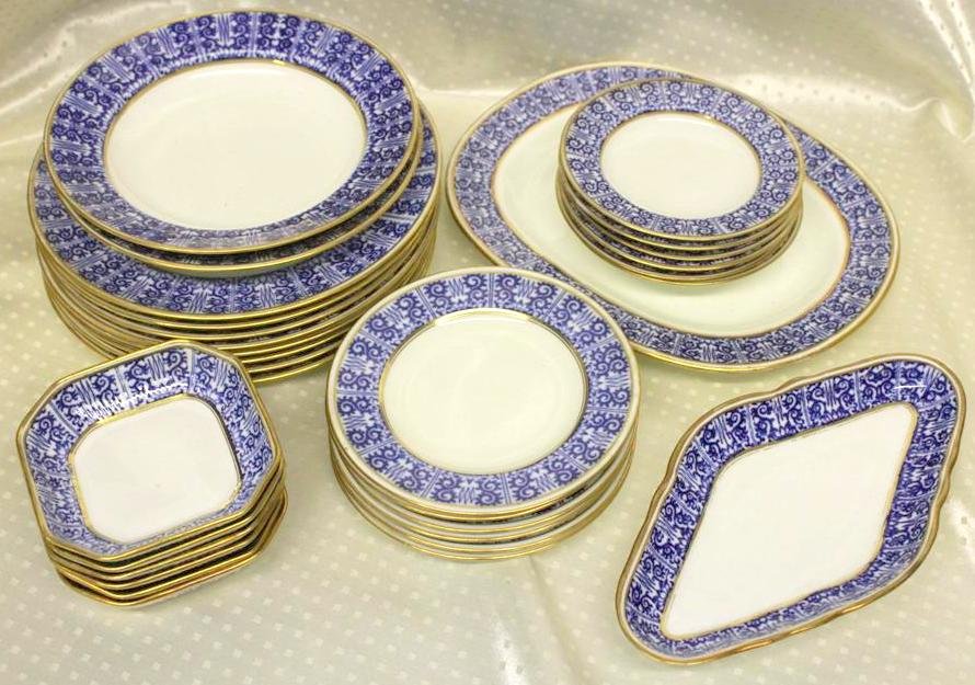 1880s Minton English “Kings Lily” Pattern Blue China Se: Set of 30 misc. pieces of Antique 19th century Minton English “Kings Lily” pattern blue & white bordered china. Bowls, Plates, Platter etc.. 9” large dinner plates.