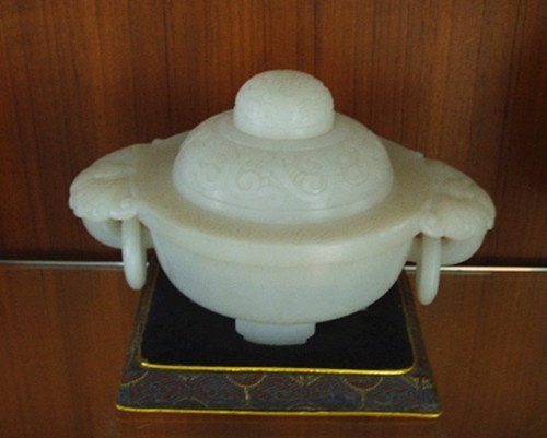 An Antique Chinese White Jade Censer: An Antique chinese White Jade Censer , 18th century , carved with clouds and two bats , size : 15 X 13 CM