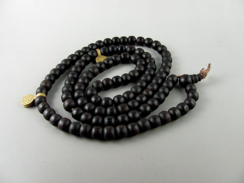 An Antique Chinese Zitan Bead Buddhist Necklace: An Antique Chinese Zitan Bead Buddhist Necklace, Qing Dynasty ,bead size : 1.8 CM , 108 pieces