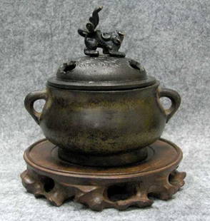 An Old Chinese Bronze Censer: An Old Chinese Bronze Censer, Qing Dynasty , Caliber size: 8.5 CM ,height :6.9 CM