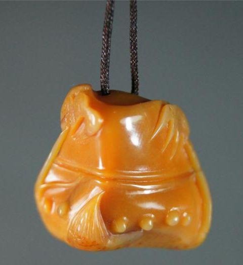 A Yellow Soapstone Tianhuang Pendant: A Yellow Soapstone Tianhuang Pendant with bamboo motif , size: 1.8 X 1.7 X 1.7 CM , weight : 10.4 g
