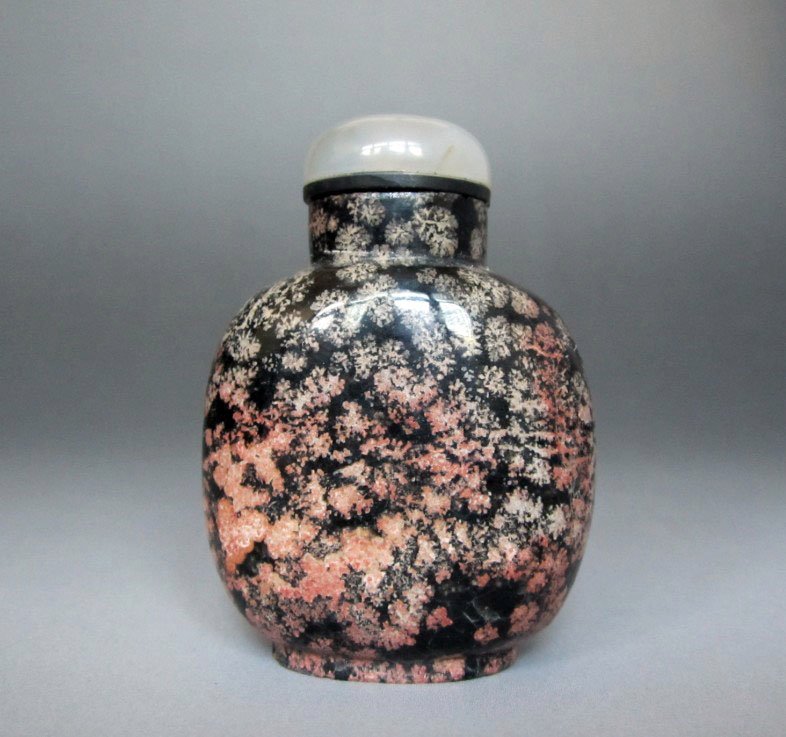 Old Chinese Stone Carved Snuff Bottle: Old Chinese Stone Carved Snuff Bottle , late Qing period , size: 6.6 X 4.7 X 2.8 CM