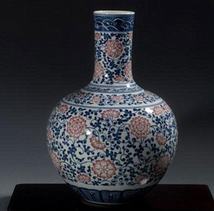 Fine Large Chinese Tianqiuping Vase: Fine Large Chinese Tianqiuping Vase painted with boue and white , copper red flower designs , Yong Zheng marked , but later , size: 37 X 26 CM