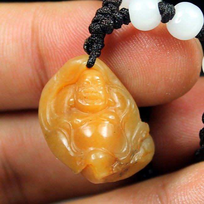 Fine Chinese Yellow Soapstone Carved Pedant: Fine Chinese Yellow Soapstone Carved Pedant , Tianhuang Stone carved with Buddha with Certificate , size: 2 X 1.5 X 1.3 CM , weight :3.7 g