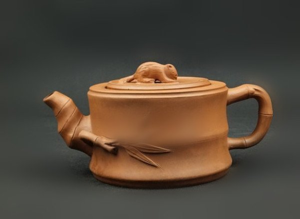 Fine Vintage Chinese Yixing Zisha Teapot: Fine Vintage Chinese Yixing Zisha Teapot with bamboo motif , artist signed , volumn: 520 CC , size: 19 CM