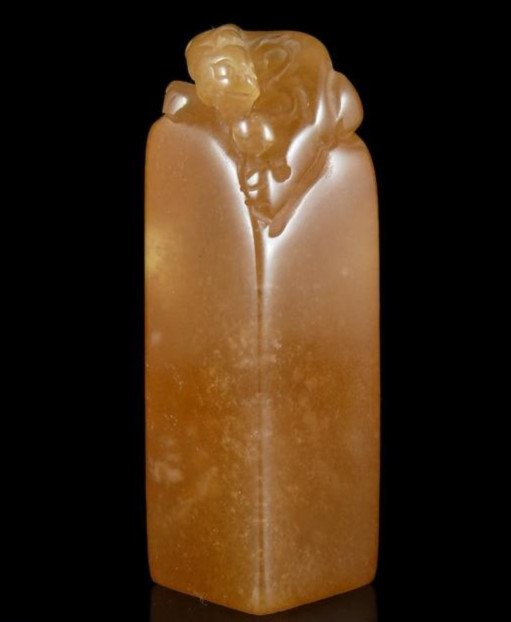 Fine Vintage Chinese Soapstone Carved Seal: Fine Vintage Chinese Yellow Soapstone Carved Seal , size: 2 X 1.8 X 6.3 CM