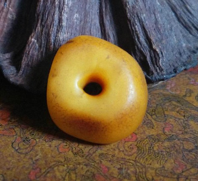 Fine Antique Natural Tibetan Amber Buddha Bead Pendant (1 of 4)