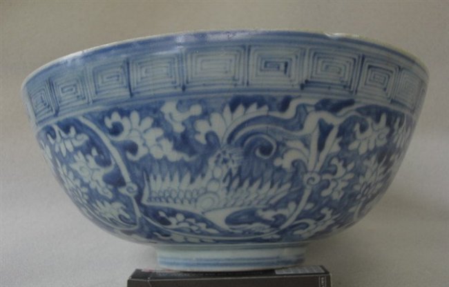 Fine Old Chinese Ming Dynasty Bowl: Fine Old Chinese Ming Dynasty Blue and White Bowl , painted with phoenix and peony motif with curved design along the rim of the bowl , Mid Ming Period , excellent piece , in very good condition excep