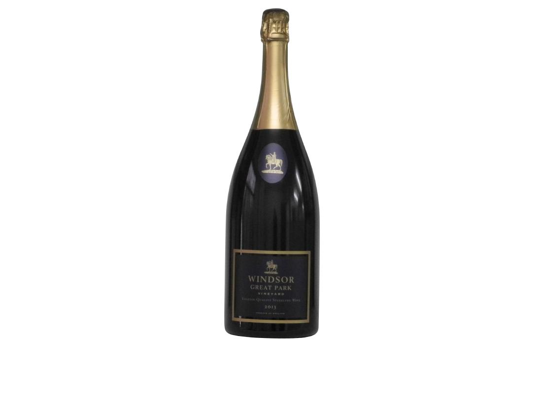 Magnum of Windsor Park 2013: 1 Magnum (1.5l) of Windsor Great Park English Sparkling Wine 2013 Vintage in original wooden case (opened). Planted in Windsor in 2010 this represents the first Vintage ever made for vineyard manager