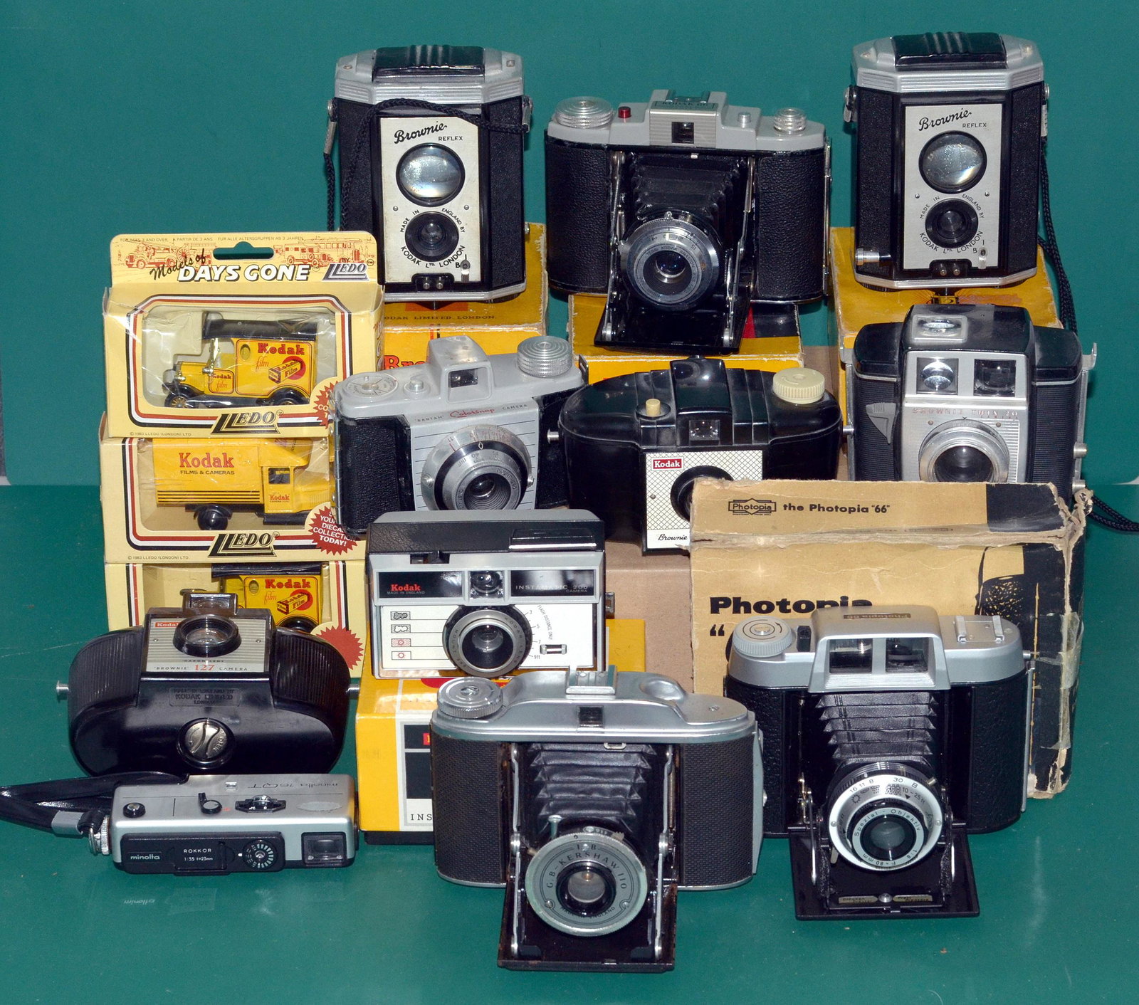 End Lot of Kodak & Other Cameras. (1 of 3)