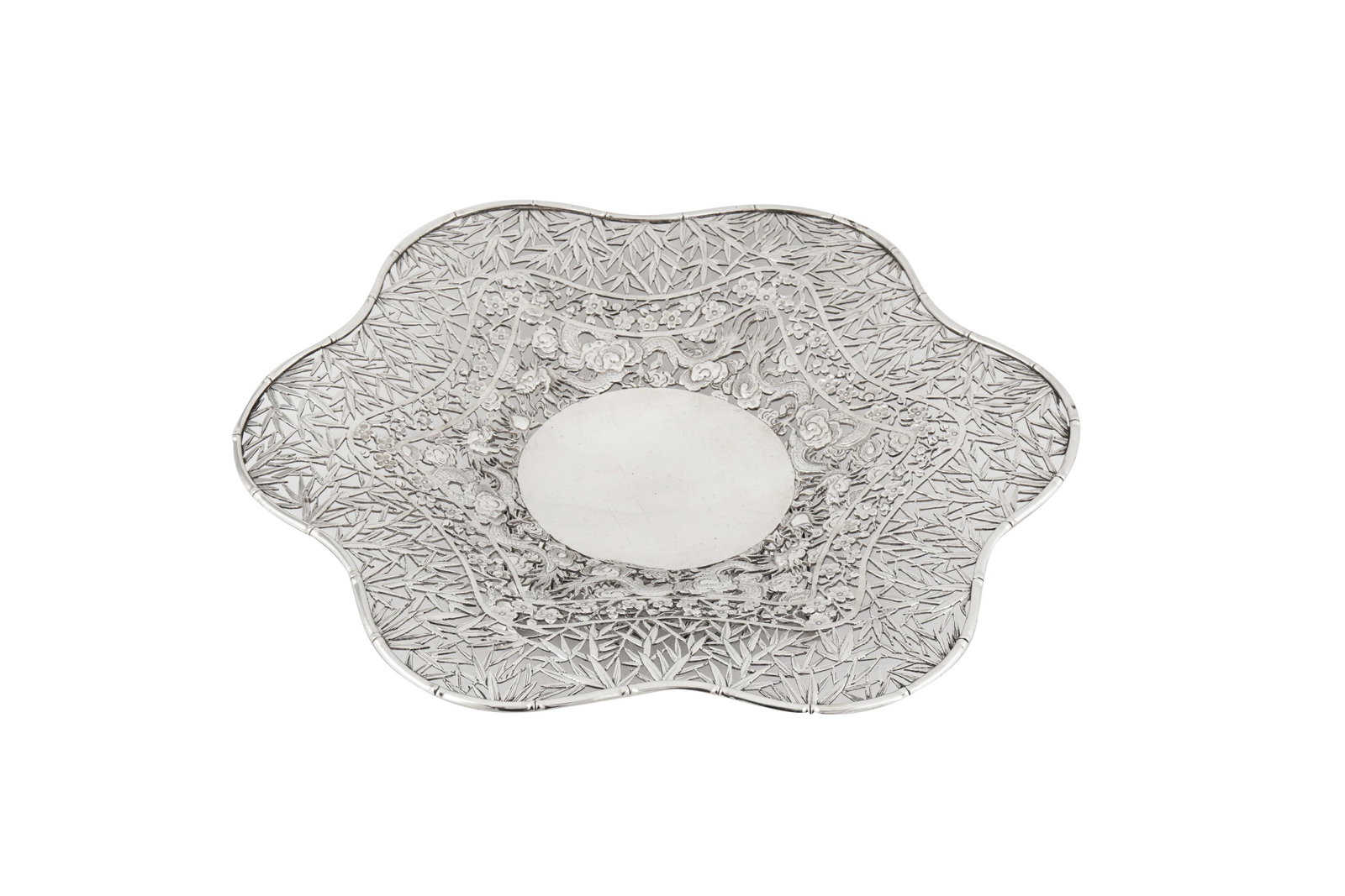 A late 19th / early 20th century Chinese Export silver fruit dish, Canton circa 1900 by Qiu Ji,: A late 19th / early 20th century Chinese Export silver fruit dish, Canton circa 1900 by Qiu Ji, retailed by Wang Hing Ming dynasty. Of hexalobed dished form upon, raised upon a pierced and chased foot
