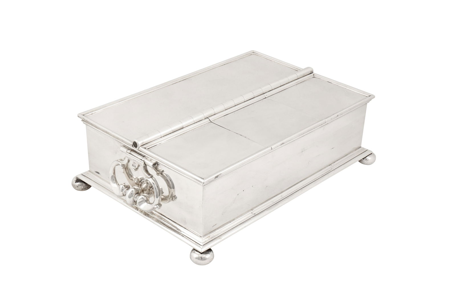 A large George V sterling silver treasury inkstand, London 1924 by Charles and Richard Comyns: A large George V sterling silver treasury inkstand, London 1924 by Charles and Richard Comyns Of conventional form, rectangular form with moulded edges raised on four bun feet with hinged C scroll and
