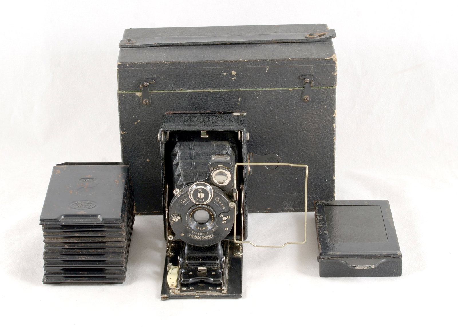 Miniature ICA Victrix Outfit for 6 x 4.5cm Plates.: Miniature ICA Victrix Outfit for 6 x 4.5cm Plates. A tiny, late model, fitted with f6.8 7.5cm Nova lens in a Compur shutter. Shutter firing, signs of light use. In fitted box with 12 plates and a film