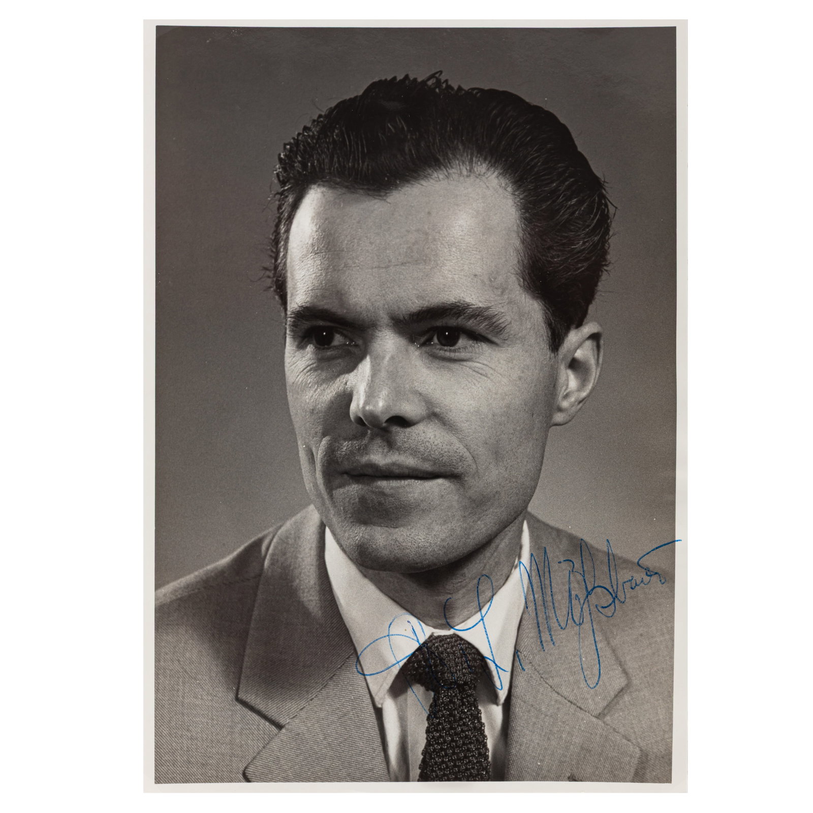 Mossbauer (Rudolf Lutwig) Signed photograph: Mossbauer (Rudolf Lutwig) Signed photograph Black and white, head and shoulders photograph by Harvey of Pasadena, signed by Mossbauer in blue ink, 17.5 x 13.3 cm; Ruckstossfreie