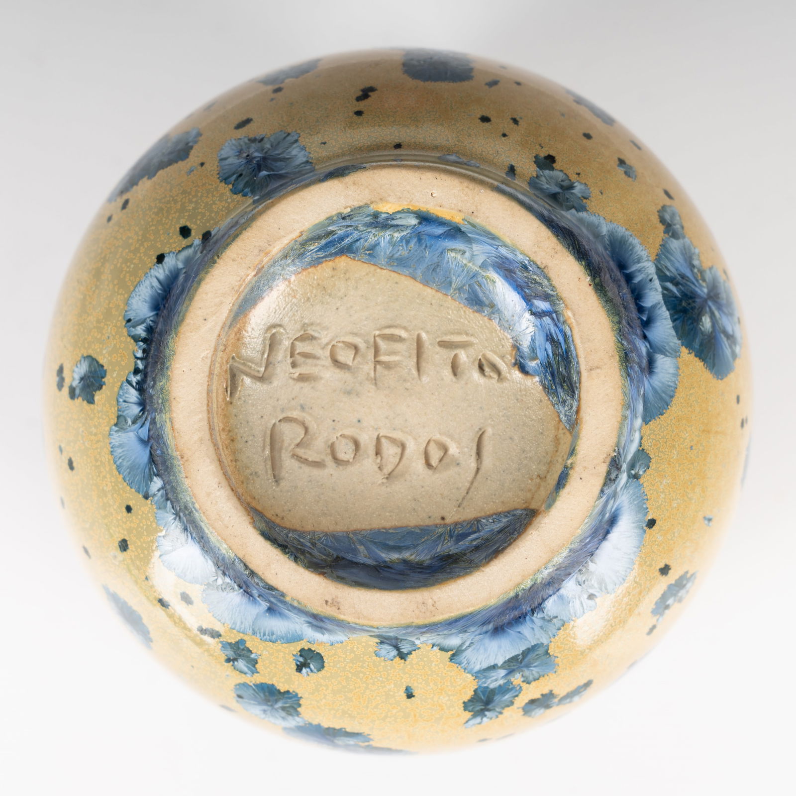 Studio pottery by various makers Mary Rich, Tony Laverick - 3