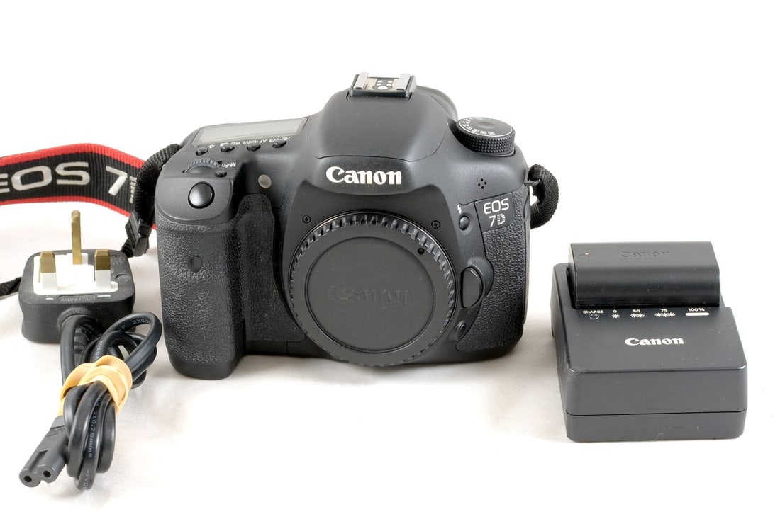 Canon EOS 7D DSLR Body. In good working order. (1 of 3)