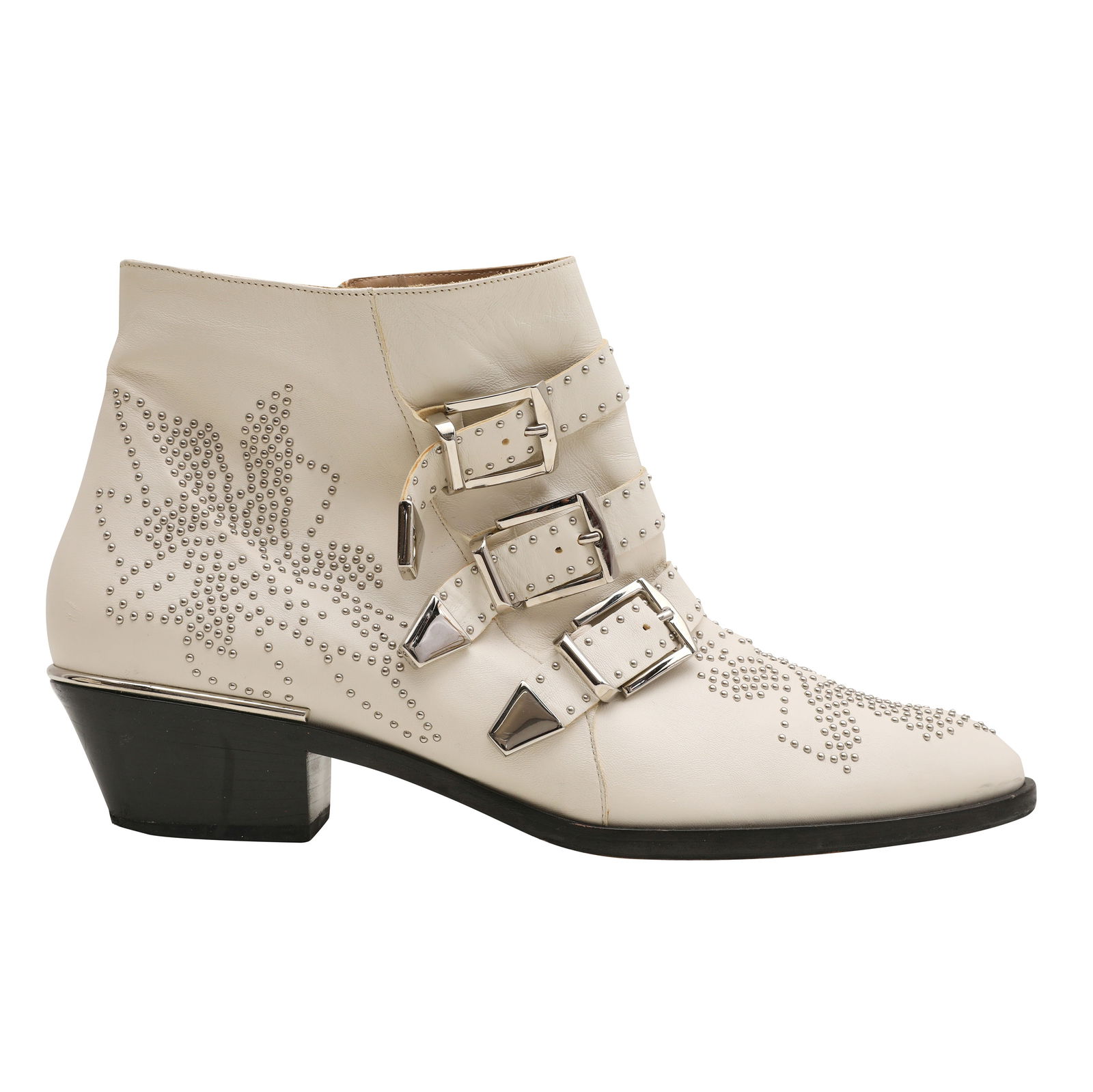 Chloe Ivory Studded Susanna Ankle Boot - Size 41: Chloe Ivory Studded Susanna Ankle Boot - Size 41 sheep leather, silver tone hardware, labelled size 41 (UK 8) Heel height 4.5cm Grade B/C Please log in to Chiswick Live account to view condition repo