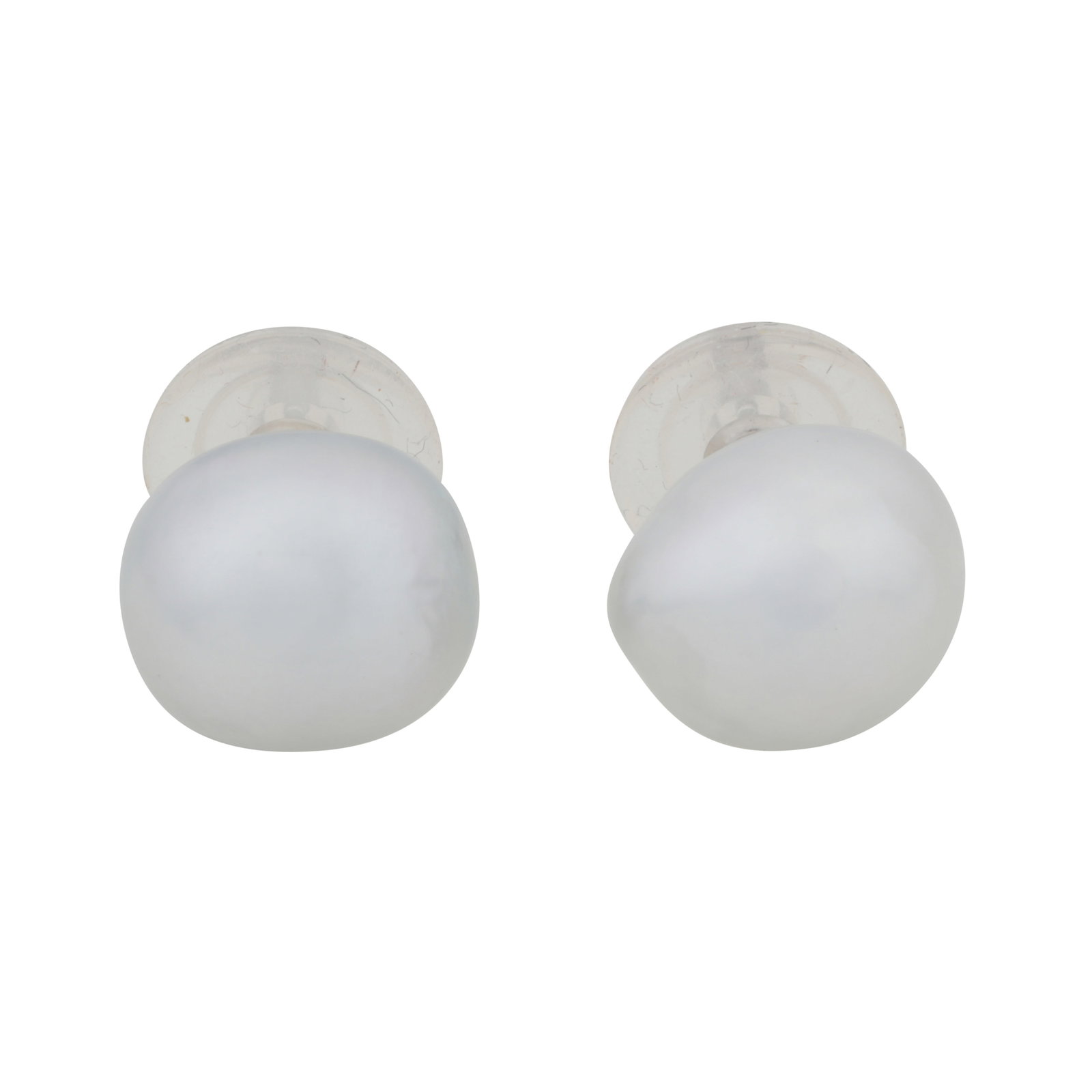 A pair of pearl stud earrings White metal (1 of 2)