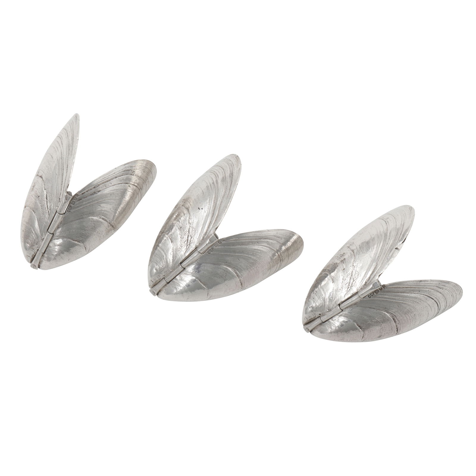 London 1998 by Chamberlain Clarke Partnership Three Elizabeth II sterling silver seafood eaters: London 1998 by Chamberlain Clarke Partnership Three Elizabeth II sterling silver seafood eaters Each formed as a mussel shell, sprung hinged. (3) Length – 4.5 cm / 1.75 inches Weight –