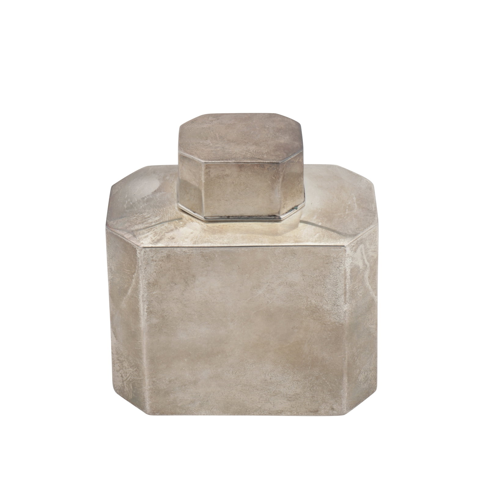 Birmingham 1902 by Deakin and Francis An Edwardian sterling silver tea caddy: Birmingham 1902 by Deakin and Francis An Edwardian sterling silver tea caddy Of elongated octagonal form with a pull off lid. Fully and part-marked. Height – 9.2 cm / 3.6 inches Weight –