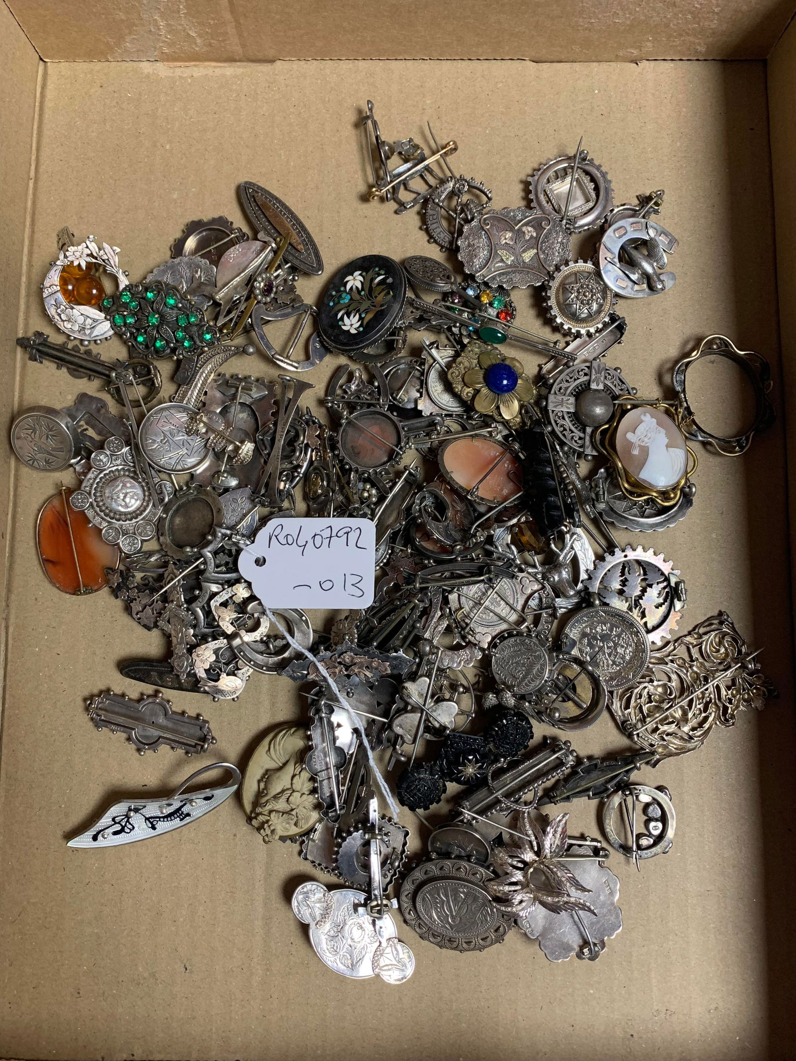 A collection of brooches Yellow and white metal - 2