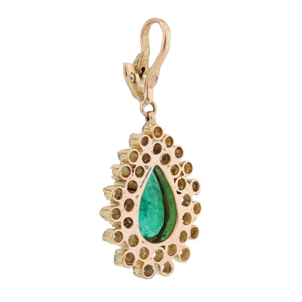 An emerald and diamond cluster pendant Yellow metal - 2