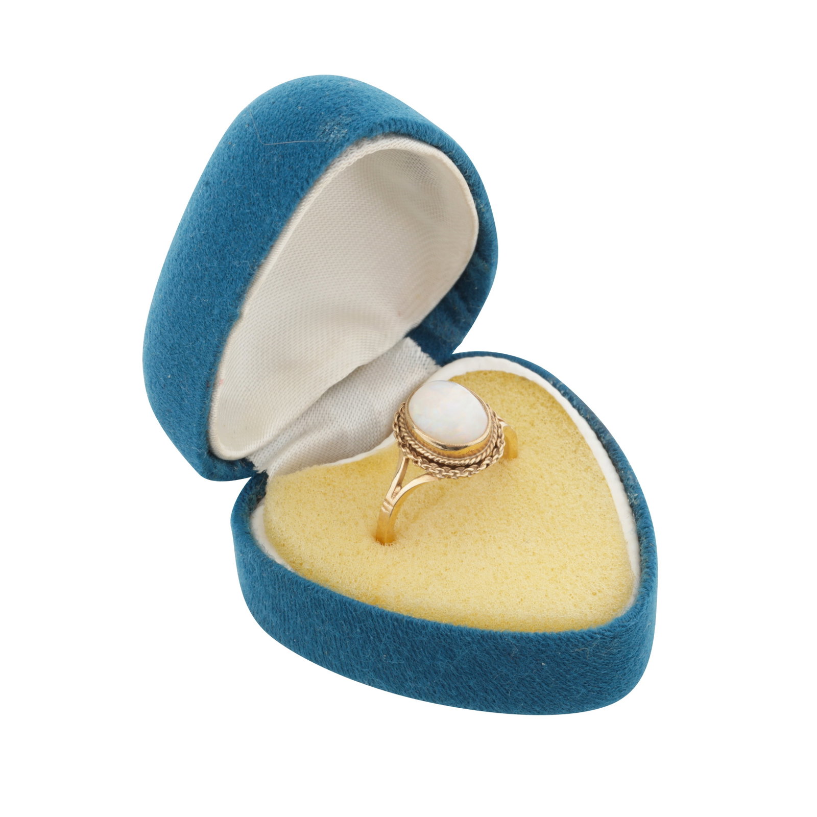 An opal ring, circa 1980 9 carat yellow gold - 4