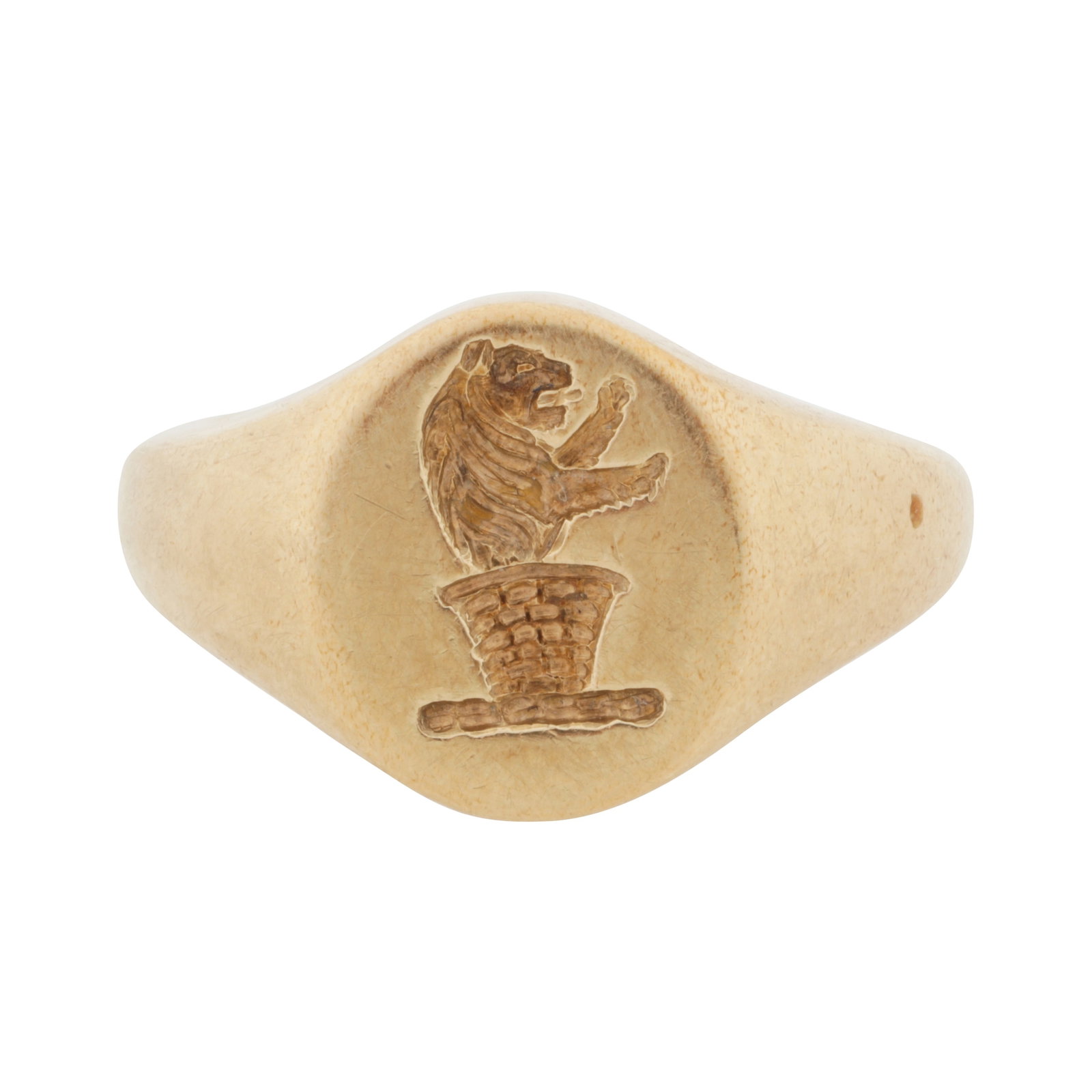 An intaglio signet ring 9ct yellow gold: An intaglio signet ring 9ct yellow gold Of oval design, featuring a bear sitting on a basket, to tapered shoulders, maker's mark, UK hallmark, size I½