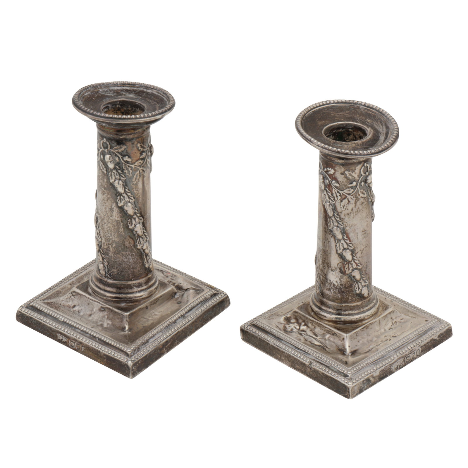 London 1902 by Mappin and Webb A pair of Edwardian sterling silver dwarf candlesticks - 2