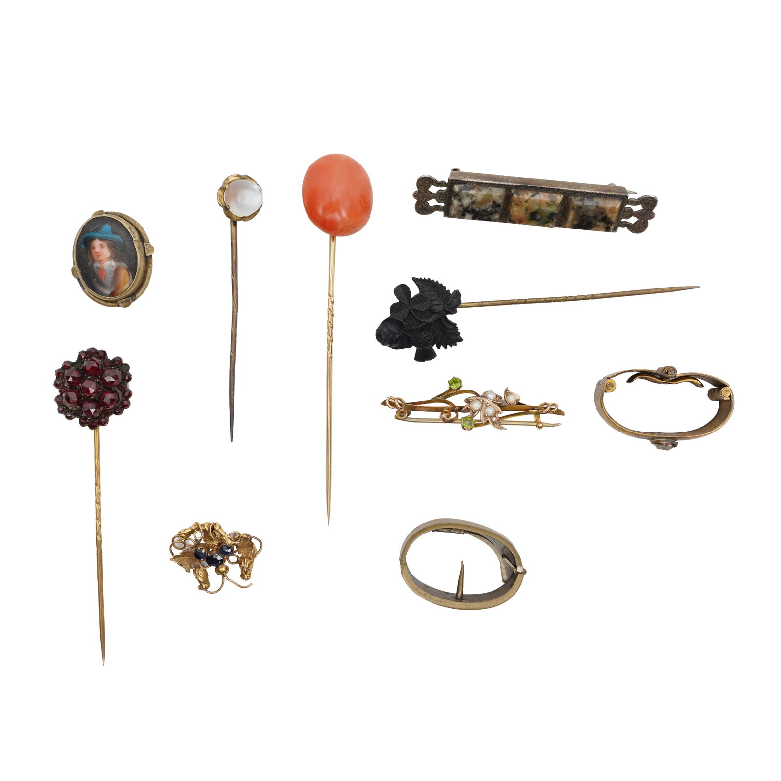 A group of jewellery Yellow and white metal: A group of jewellery Yellow and white metal To include incl. 4 pins, 2 brooches, 2 pendants and 2 scarf rings; in yellow and white metal; unmarked; various sizes (10)