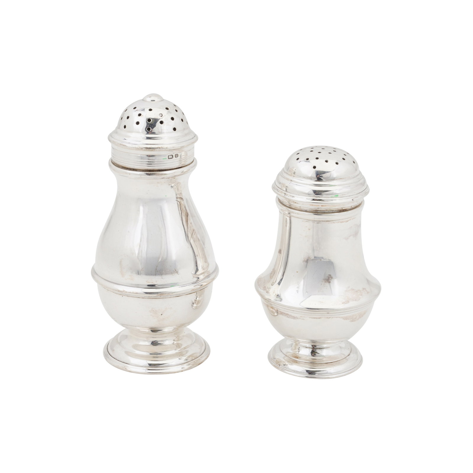 London 1951 by Robert Edgar Stone An Elizabeth II sterling silver pepper pot: London 1951 by Robert Edgar Stone An Elizabeth II sterling silver pepper pot Bun top circular form. Together with another London 1955 by Wakely and Wheeler. (2) Tallest - 10.2 cm / 4 inches Weight