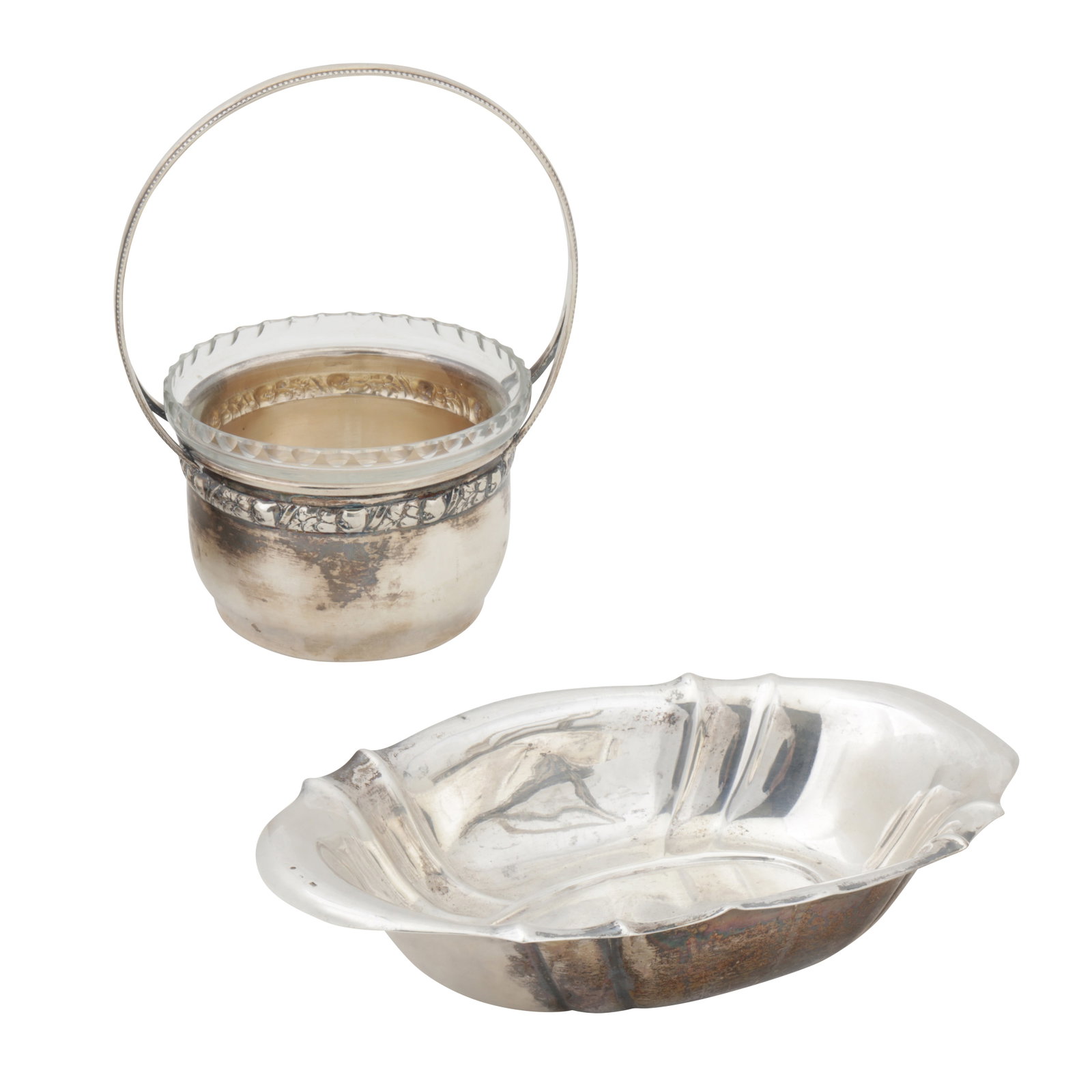 An early 20th century Czech 800 standard silver sugar basket, 1921-29: An early 20th century Czech 800 standard silver sugar basket, 1921-29 Rounded form, clear glass liner. Together with a bowl, marked 800. (2) Weight -282 grams / 9.07 ozt