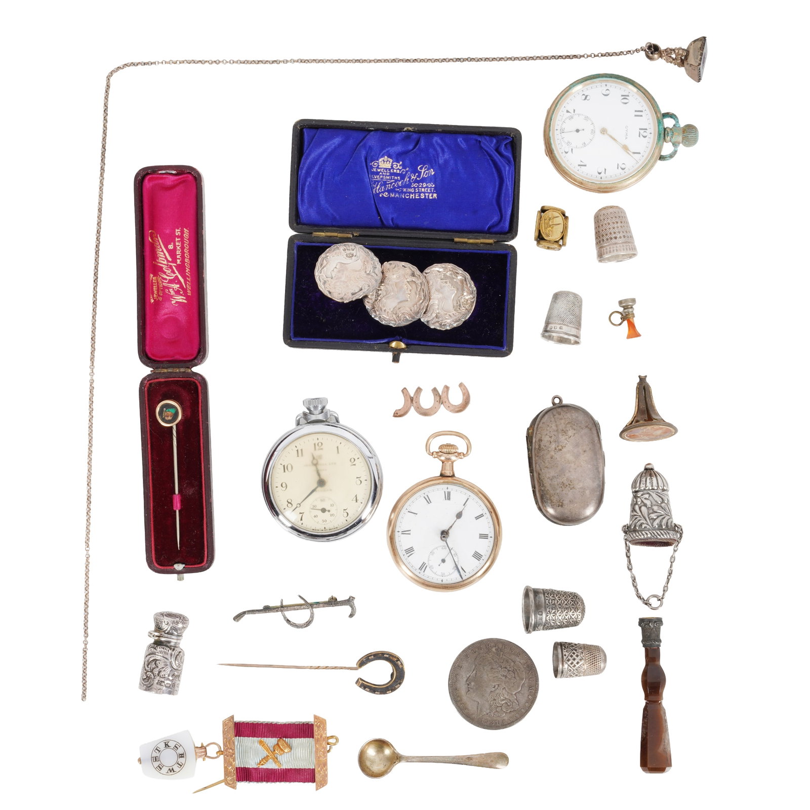 A mixed collection of desk findings to include gold and silver: A mixed collection of desk findings to include gold and silver The group to include a 9ct gold mounted masionic jewel, a silver double soverign case, a set of three boxed Art Nouveau silver buttons,
