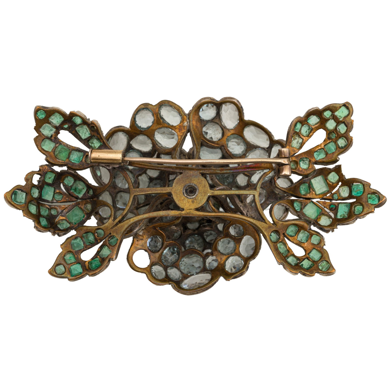 An aquamarine and emerald brooch Yellow and white metal - 2