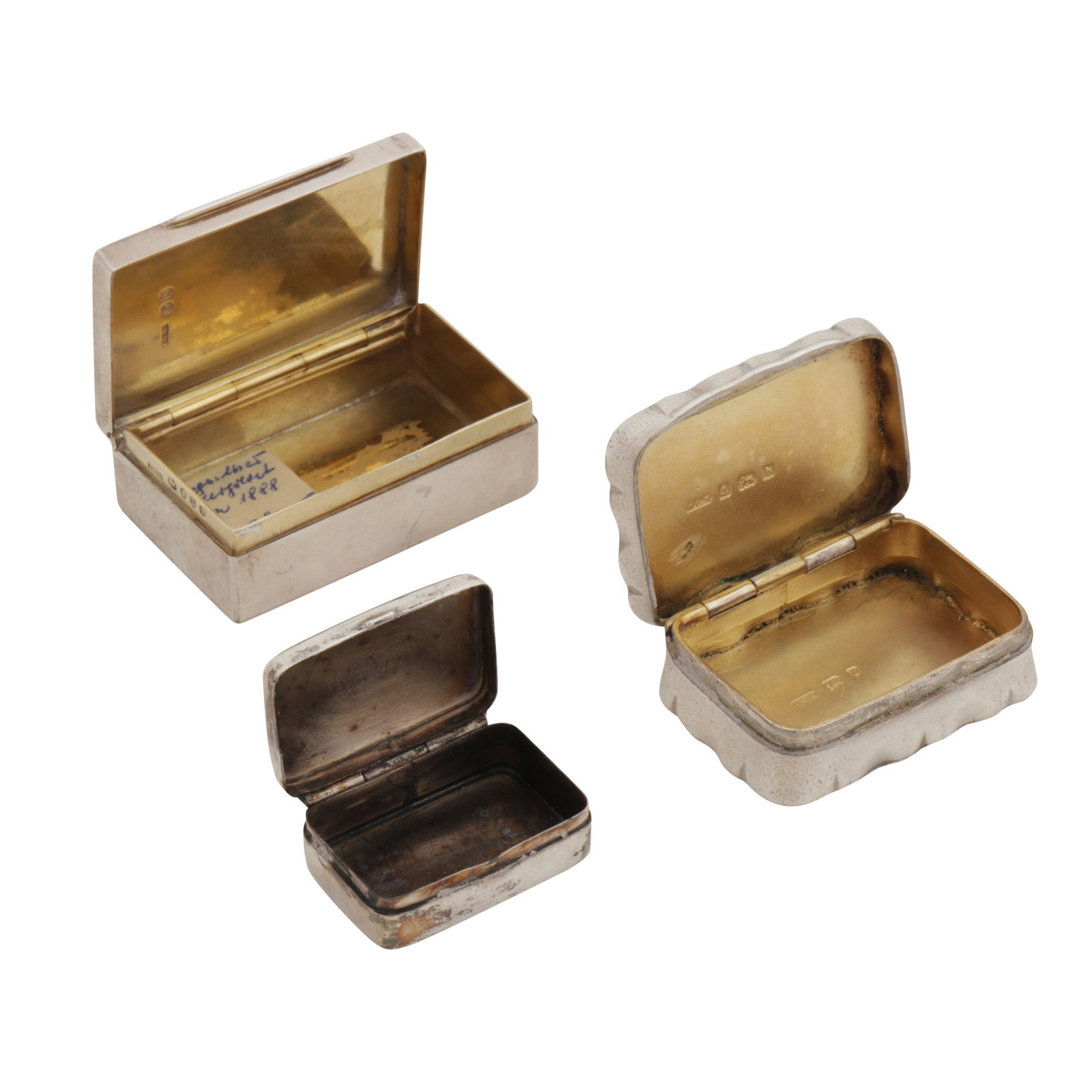 London 1888 by Army and Navy Cooperative Society Ltd A Victorian sterling silver small box - 2