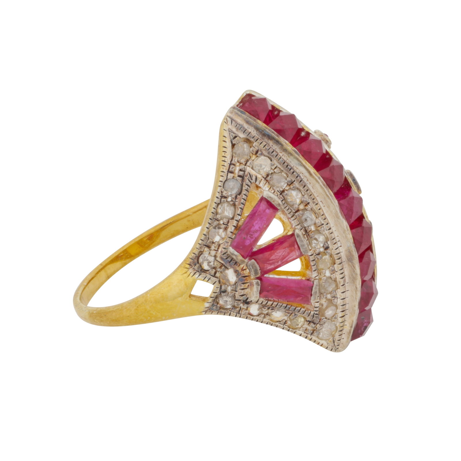 A ruby and diamond lozenge ring Yellow and white metal - 2