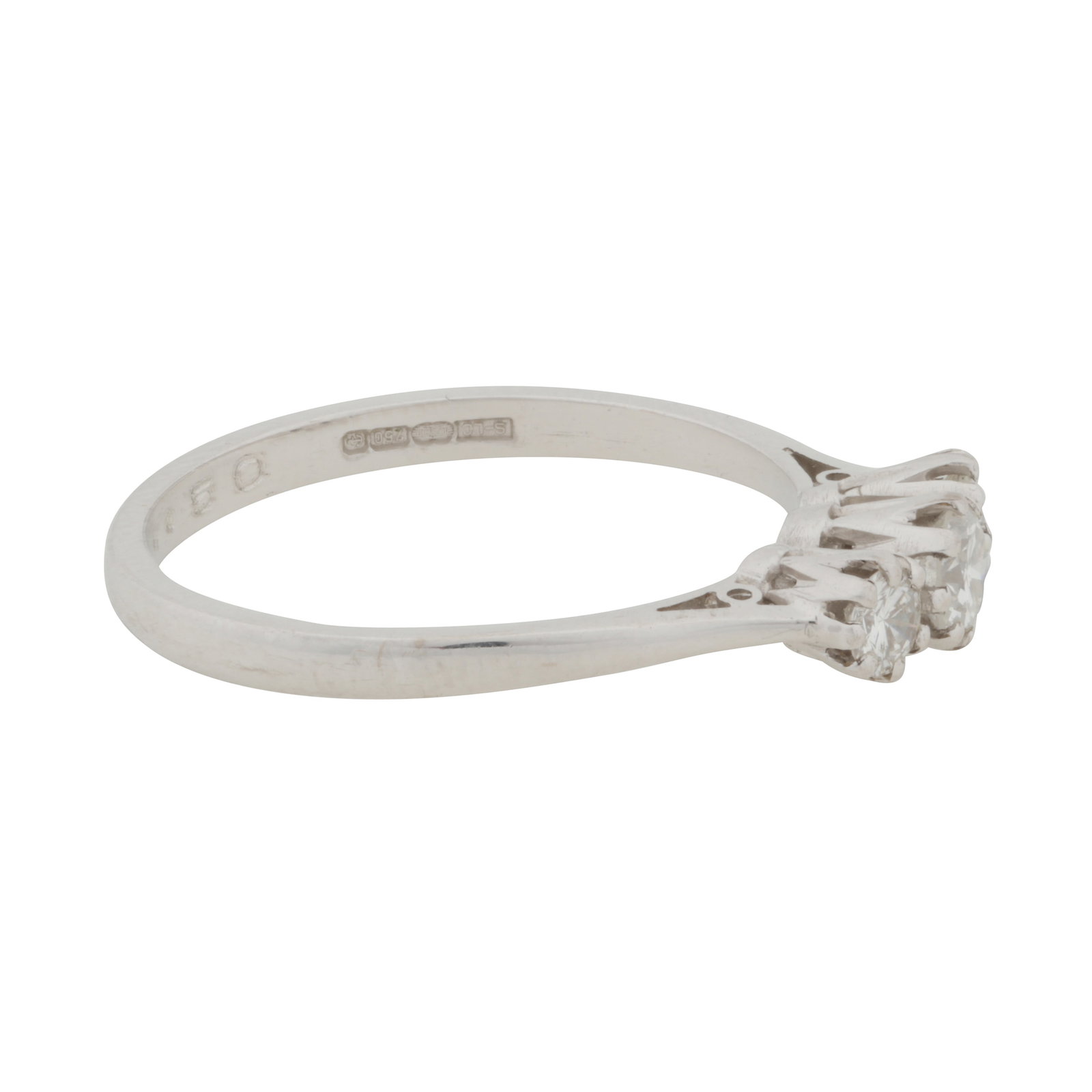 A diamond three stone ring 18ct white gold - 2