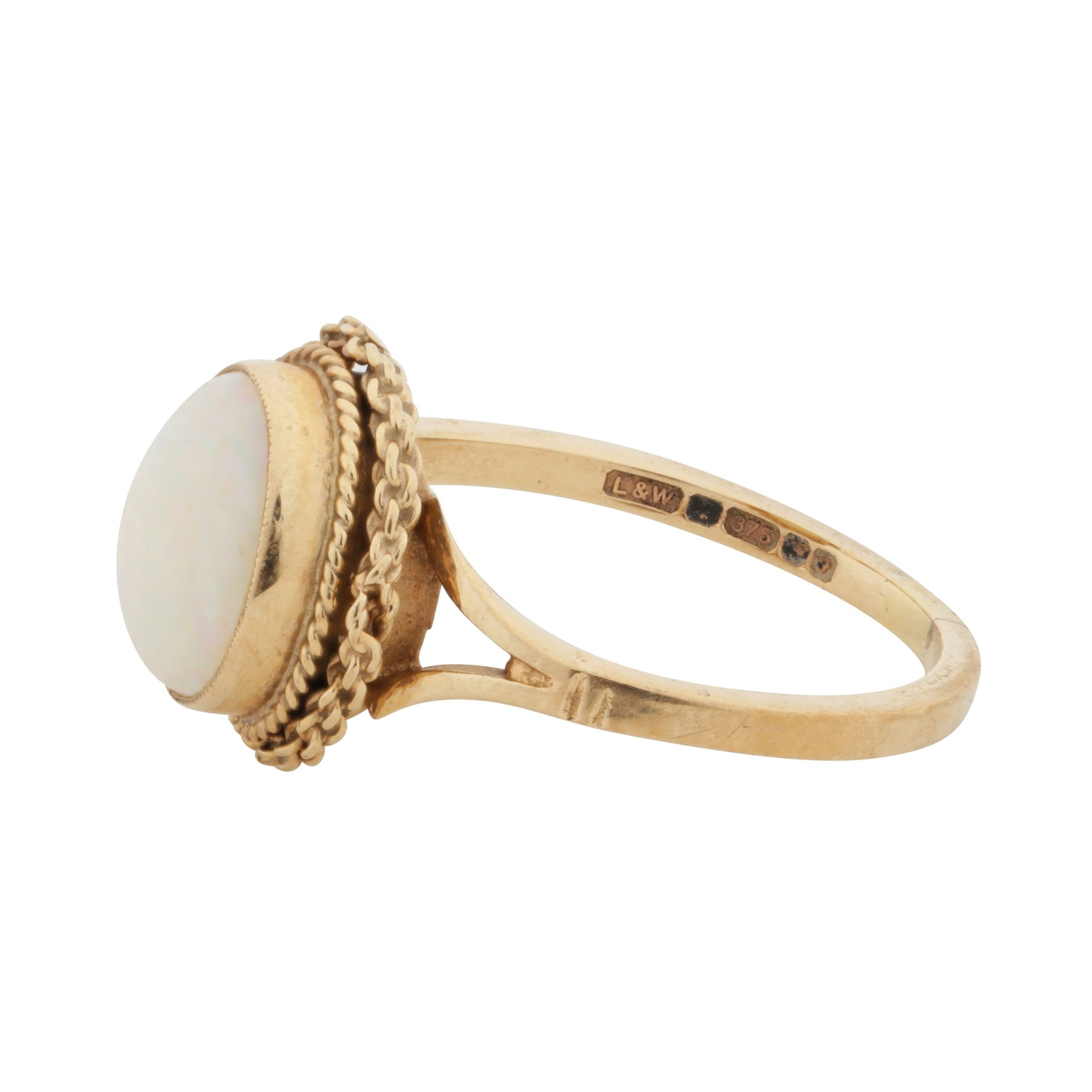 An opal ring, circa 1980 9 carat yellow gold - 2