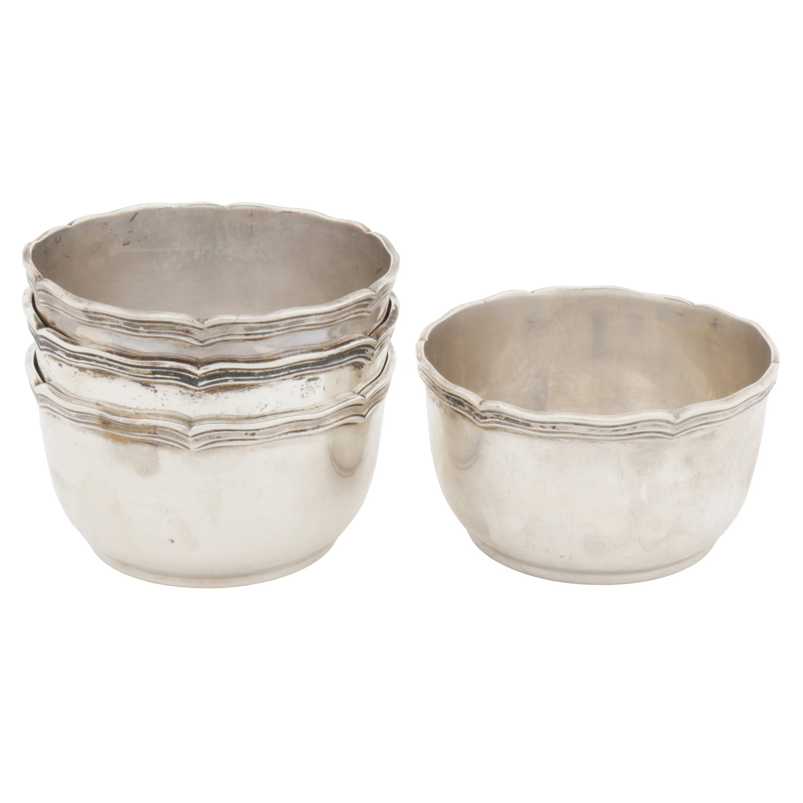 Porto circa 1960 by Mergulhao A set of five mid / late 20th century Portuguese 916 standard silver b: Porto circa 1960 by Mergulhao A set of five mid / late 20th century Portuguese 916 standard silver bowls Of plain round form with moulded rims. Stamped Mergulhao Lisboa, Titul and Porto assay mark