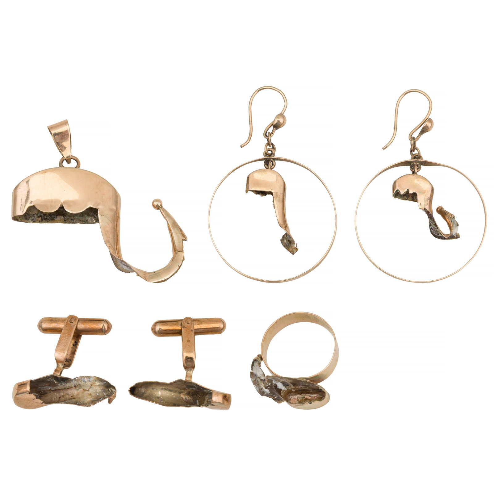 A group of miscellaneous items Yellow metal - 2