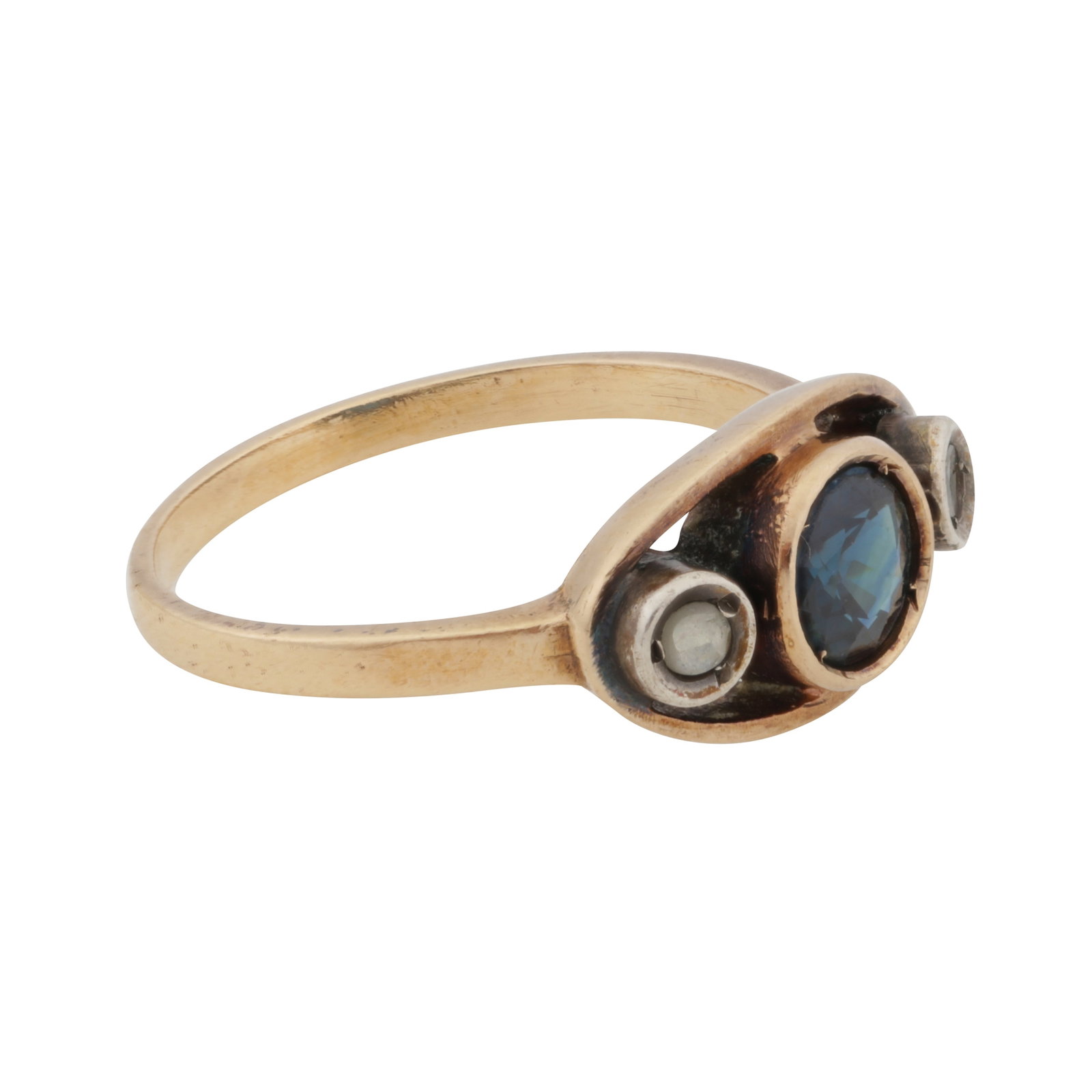 A sapphire and diamond three stone ring Yellow metal - 2